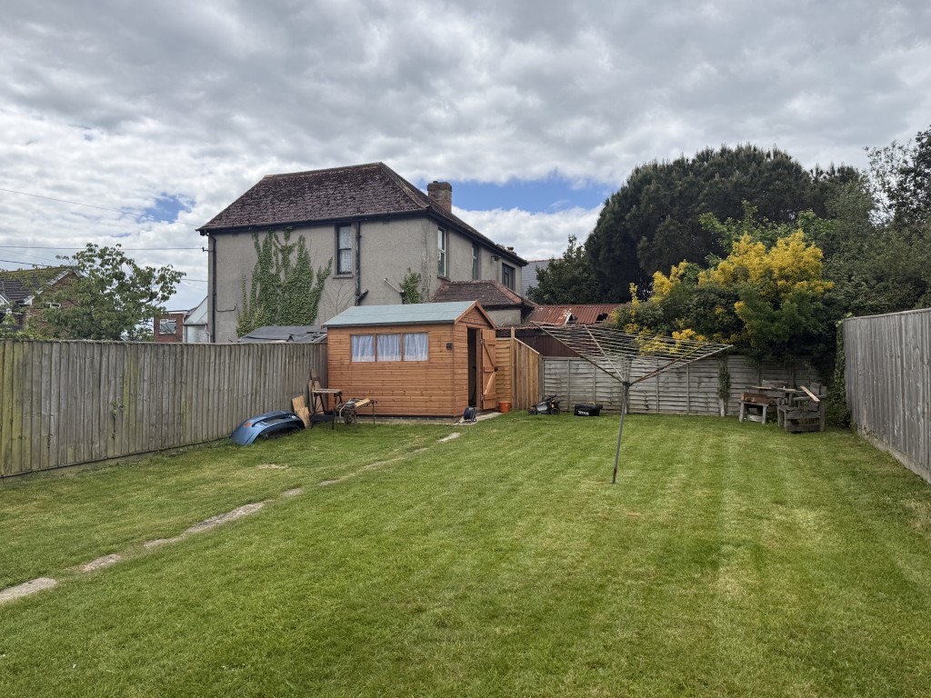 Lot: 156 - FREEHOLD HOUSE FOR INVESTMENT - Enclosed garden with lawn